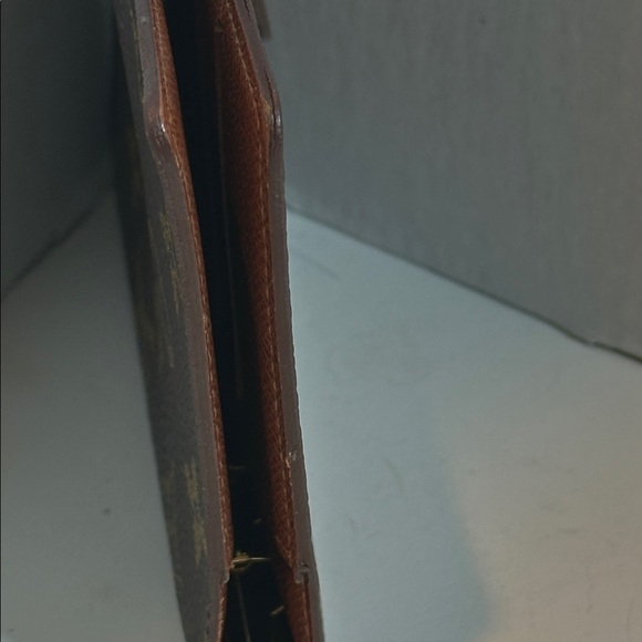 Louis Vuitton Monogram Agenda/ Passport Holder
Date Code SP0090
4” x 6” - Picture 5 of 11